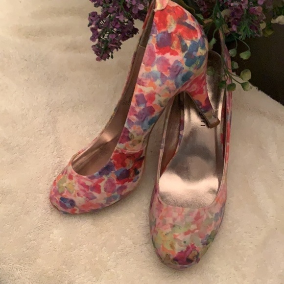 MADDEN GIRL GETTA FLORAL PUMP - Picture 9 of 11